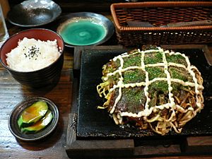 Archivo:Modern yaki, rice and tsukemono by hirotomo in Osaka