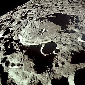 Archivo:Moon Dedal crater