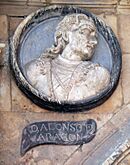Pabellón San-Martín medallón 19 Alonso de Aragón.JPG