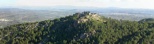Archivo:Panorámica del castillo de Enguera desde el suroeste