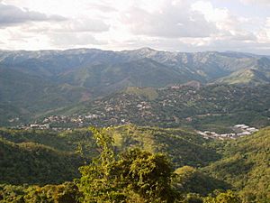 Archivo:Panoramica del pueblo de Paracotos (2004)