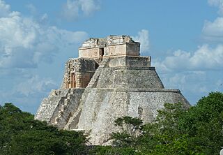 Pirámide en Uxmal.JPG