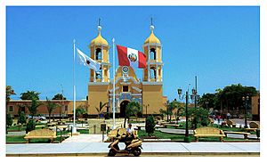 Plaza de Armas San Pedro de Lloc - Perú.jpg