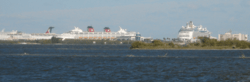 Archivo:Port canaveral cruise ships 01