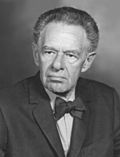 Archivo:Portrait of Fritz Albert Lipmann (1899-1986), Biochemist (2551001689)