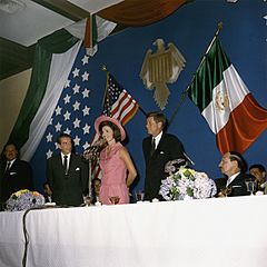 Archivo:President and Mrs. Kennedy in Mexico City, 30 June 1962