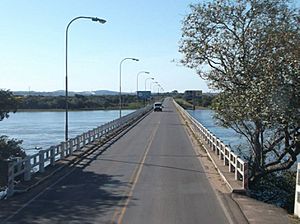 Archivo:Puente de la Ruta Nacional 1 sobre el río Tebicuary, en el límite de los departamentos de Paraguarí y Misiones.