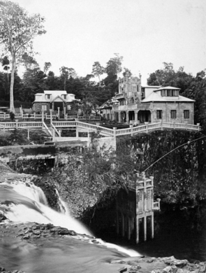 Archivo:Queensland State Archives 1332 Paronella Park from the top of Mena Creek Falls Innisfail c 1935