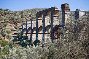 Archivo:Roman Aqueduct in Mytilini (Lesbos), Greece