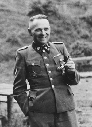 Archivo:Rudolf Hoess, Auschwitz. Album Höcker (cropped)