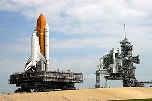 Archivo:STS-114 rollout