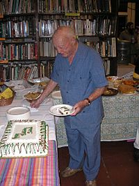 Archivo:Stetson Kennedy Cuts Cake On 93rd Birthday
