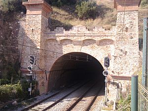 Archivo:Túnel ferroviari del turó de Montgat