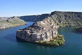 The Euphrates River in Turkey, Rumkale (52031477798).jpg