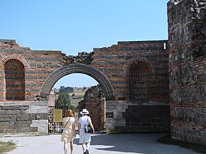 Archivo:The Fortifications at Felix Romuliana, Serbia. UNESCO heritage site (III)
