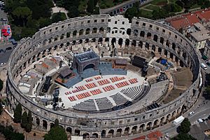 Archivo:The new old amphitheater in Pula Istria (19629095974)