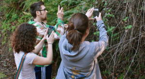 Archivo:Using the iNaturalist app in the field