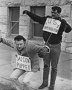 Archivo:Vietnam War protesters