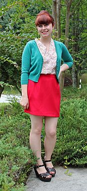 Archivo:Woman in a red miniskirt and green cardigan crop