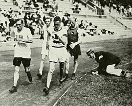 Archivo:1912 Athletics men's 10 kilometre walk