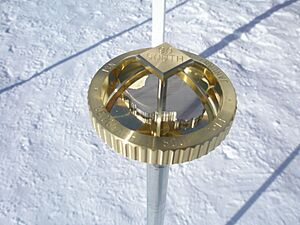 Archivo:2008 South Pole marker 1