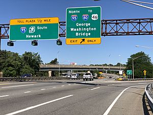 Archivo:2020-07-14 10 00 59 View west along New Jersey State Route 495 (Lincoln Tunnel Approach) at the exit for Interstate 95 NORTH TO Interstate 80-U.S. Route 46 (George Washington Bridge) in North Bergen Township, Hudson County, New Jersey