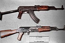 Archivo:AKMS and AK-47 DD-ST-85-01270