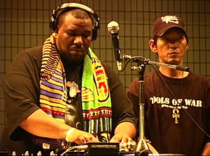 Archivo:Afrika Bambaataa and DJ Yutaka (2004)