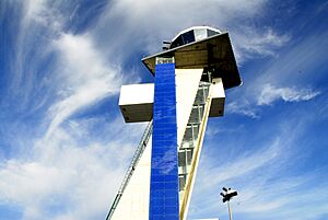 Archivo:Airport Nuremberg Germany Tower Outside Architecture