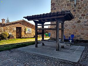 Archivo:Aldea del pinar 50 (Potro y fragua)