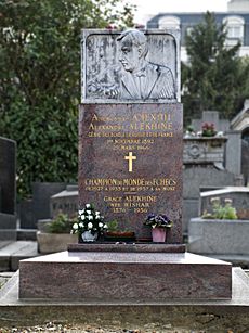 Archivo:Alekhine tombe