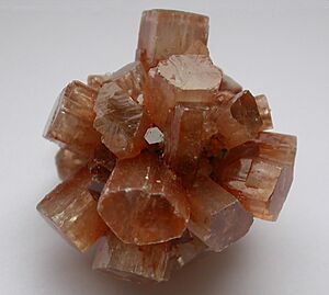 Archivo:Aragonite redbrown crystals