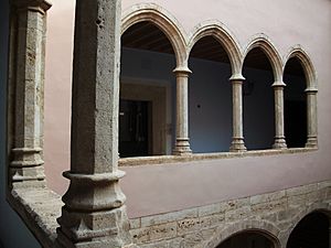 Archivo:Arcs de la galeria superior del pati del castell d'Alaquàs