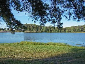 Archivo:Balneario Iporá lago 02