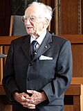 Archivo:Benjamin Ferencz - Chief Prosecutor in 1947 Einsatzgruppen Trial - In Courtroom 600 Where Nuremberg Trials Were Held - Palace of Justice - Nuremberg-Nurnberg - Germany - 02