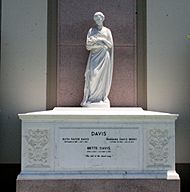 Archivo:Bette Davis Tomb