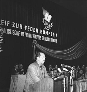 Archivo:Bundesarchiv Bild 183-63679-0006, 1. Bitterfelder Konferenz, Strittmatter