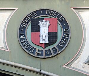 Archivo:Castle shield on Foregate railway bridge, Worcester - geograph.org.uk - 1629621
