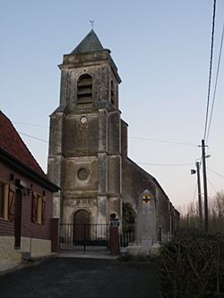 Caumont (62) - Eglise et monument aux morts.JPG