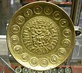 CdM, patera di rennes, oror decorato da monete imperiali da adriano a geta, al centro medaglione con bacco e ercole, metà III sec. dc.