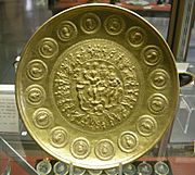 Archivo:CdM, patera di rennes, oror decorato da monete imperiali da adriano a geta, al centro medaglione con bacco e ercole, metà III sec. dc.