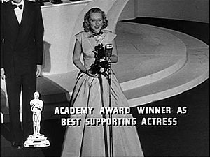 Archivo:Celeste Holm and Oscar from Gentleman's Agreement trailer