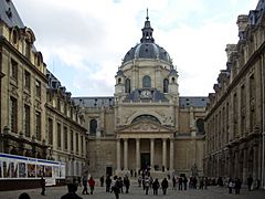 Chapelle de la Sorbonne cour