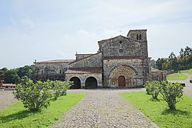 Colegiata de Santa Cruz de Castañeda, frente.jpg