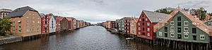 Archivo:Edificios a lo largo del río Nidelva, Trondheim, Noruega, 2019-09-06, DD 107-112 PAN