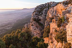 Archivo:Ermita de la Virgen de la Peña, LIC Sierras de Santo Domingo y Caballera, Aniés, Huesca, España, 2015-01-06, DD 04