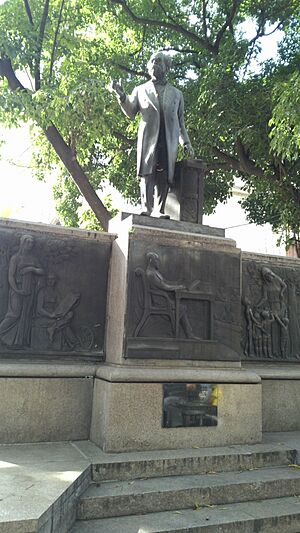 Archivo:Estatua de Agustín Aveledo