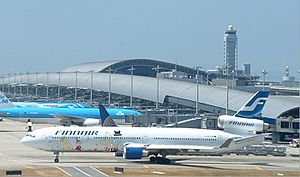 Archivo:Finnair MD-11 (OH-LGF) taxiing at Kansai International Airport