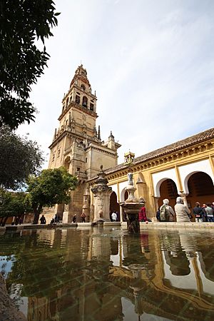 Archivo:Fuente de Santa María y Torre del Perdón