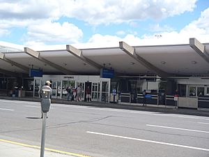 Archivo:GEG B Concourse